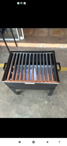 Churrasqueira pequena, com grelha de inox e pés removíveis, promoção.
