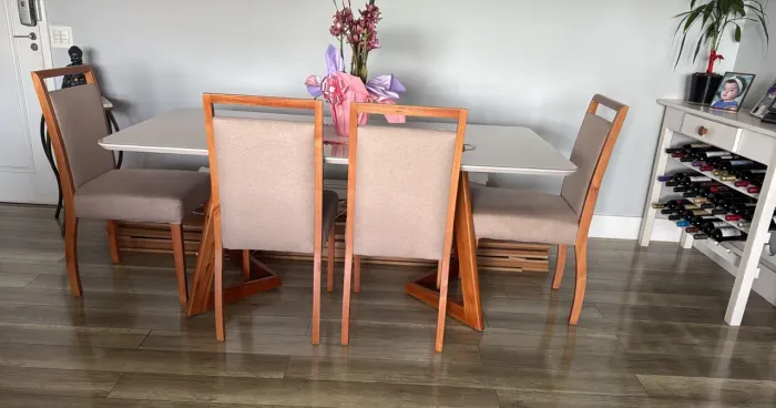 MESA DE MADEIRA MACIÇA COM TAMPO DE VIDRO e 6 CADEIRAS