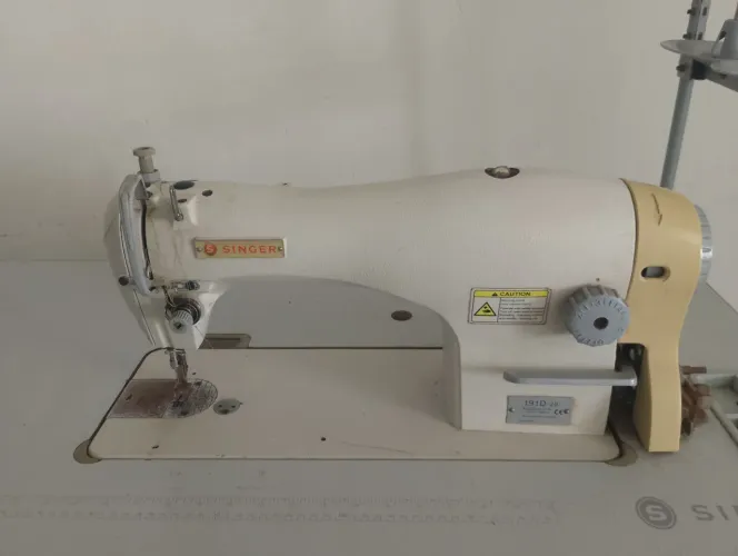 Máquina reta industrial Singer