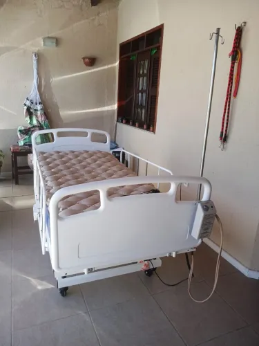 Cama hospitalar motorizada