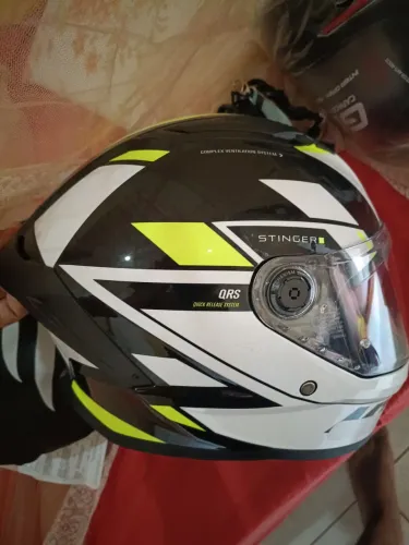 2 capacetes novos , apenas 2 dias de comprados.