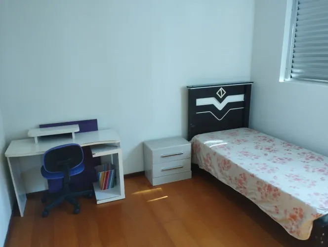 Alugo quarto para estudante ou trabalhador. (Zona 07)