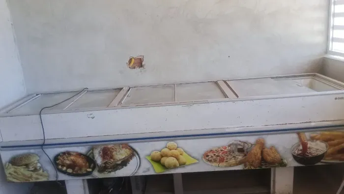 Freezer horizontal ótimo para colocar em sua mercearia OBS.tem conversar número. *