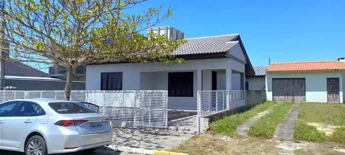 Linda Casa para alugar por dia a 300m do mar Balneário Arroio Do Silva
