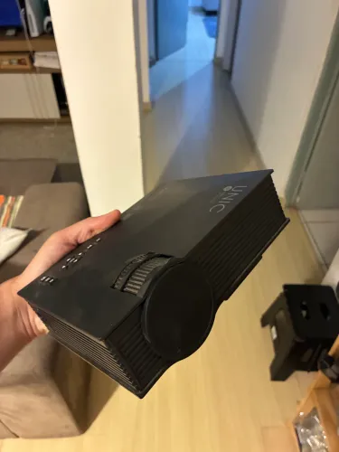 Mini Projetor UC68 com 1800 Lumens