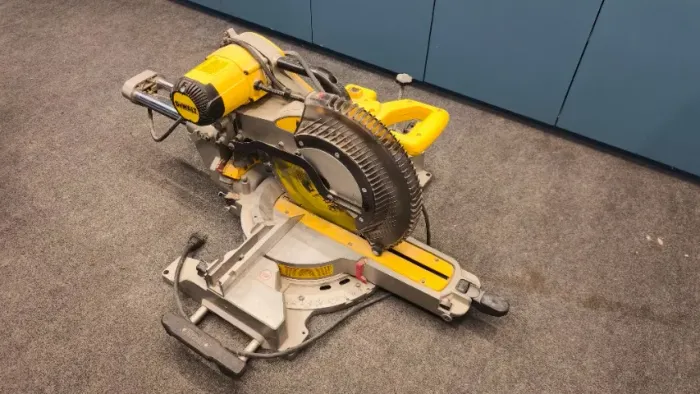 Serra Meia Esquadria 12" Dewalt DWS780-B2 1675W 220V