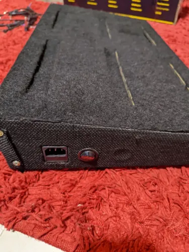 Pedalboard, com fonte, cabos e extensor de fonte.