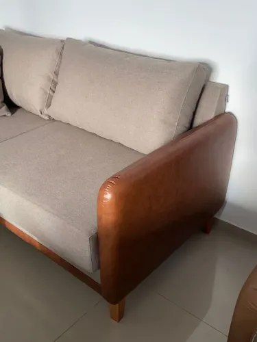 Sofá super estiloso fixo Composê