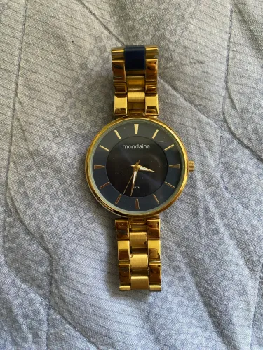 Relógio Mondaine dourado mostrador azul escuro