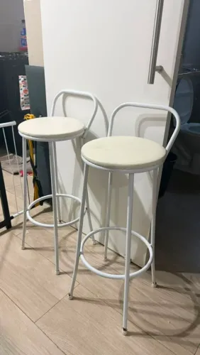 Vendo duas banquetas altas.