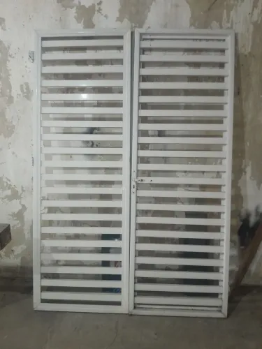 Portão de alumínio Branco