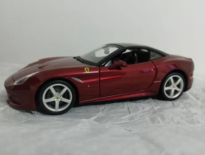 Miniatura Ferrari Califórnia T burago 1/24 