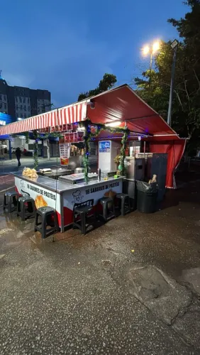 Vaga atende para barraca de pastel 