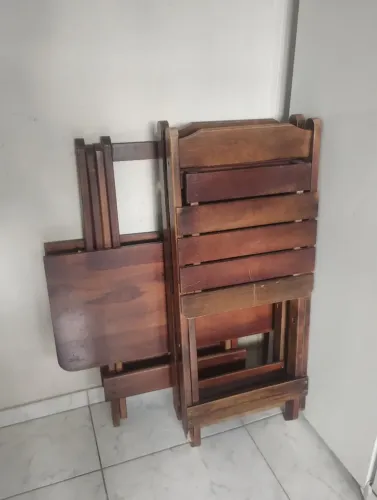 Jogo de mesa com duas cadeiras