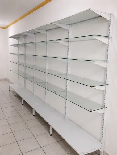 Móveis para lojas em aço e vidro