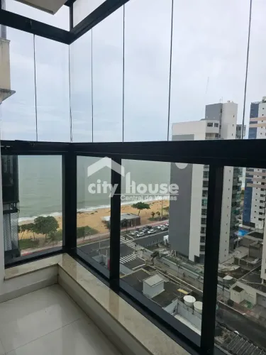 Apartamento na Quadra do Mar com uma linda vista.
