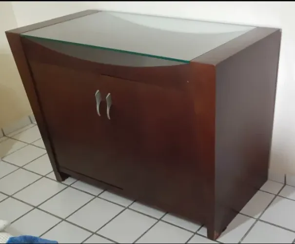 Buffet em Mogno com tampo de vidro