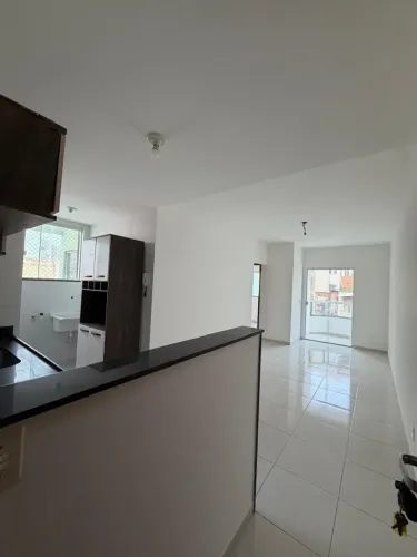 Ap de frente com varanda, 2 qrtos, vaga de garagem boa e ótima localização.