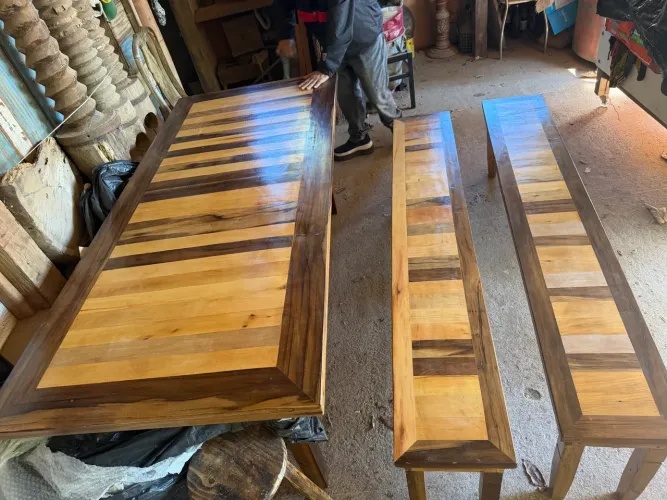  Vendo mesa rústica de 2m- feita de canela e Itaúna.
