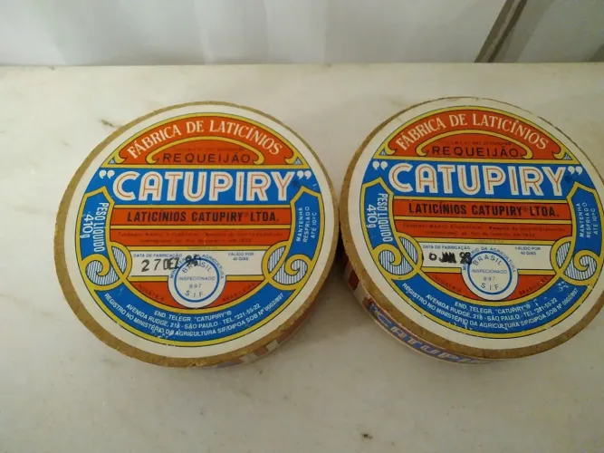 Par de embalagens clássicas do requeijão Catupiry