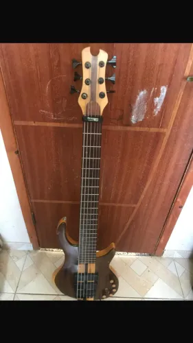 Contrabaixo de 6 cordas ativo de Luthier 