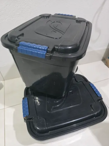 Caixa Organizadora / Container de Armazenamento 30 Litros com Travas e Tampa *Seminova