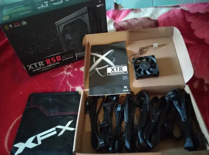 kit completo da fonte de alimentação modular XFX XTR 850W (80 Plus Gold).
