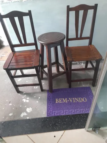Vende essas 2 cadeirase 1 banco de madeira massaranduba