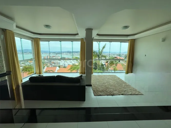 Casa de 319m² com 3 quartos sendo 2 suítes no bairro Itaguaçu