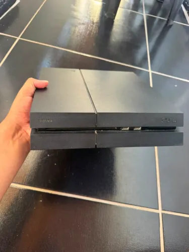 PlayStation 4 500gb + 2 controles + 3 jogos originais