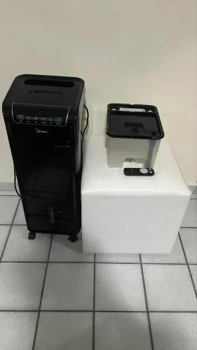 Climatizador Midea e puff branco