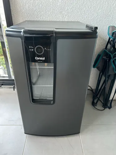 Cervejeira Consul 82L Titanium -4°C Frost Free Porta de Vidro Frigobar