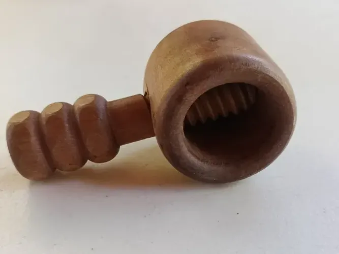 Antigo Quebra-Nozes de Madeira Torneada com Rosca Manual - Vintage / Rústico