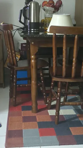 Mesa com 4 cadeiras e pedra de granito