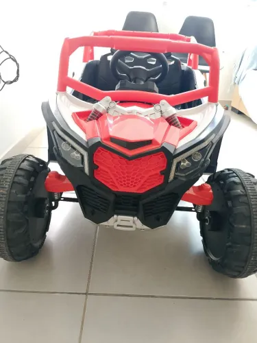 Vendo carrinho elétrico infantil com controle remoto.