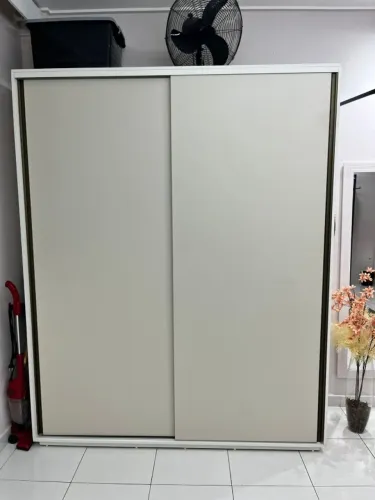 Armário Organizador Semi-novo com Portas de Correr - Perfeito para Estoque ou Closet