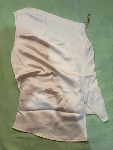 Blusa elegante com pregas e corrente metálica