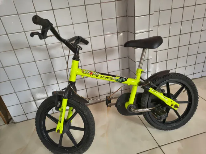 Bicicleta infantil usada para consertar pneus