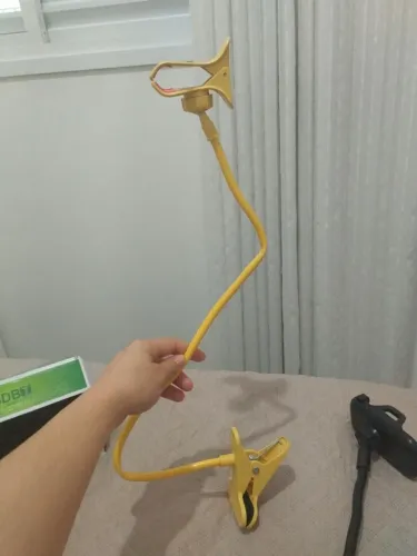 Suporte articular flexível para celular, com presilhas para prender qualquer suprfícies.