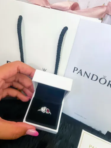 Anel Pandora dois corações brilhante
