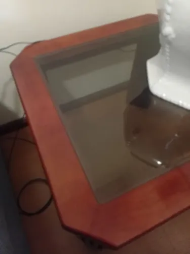 Mesa oitavada de madeira com tampo de vidro