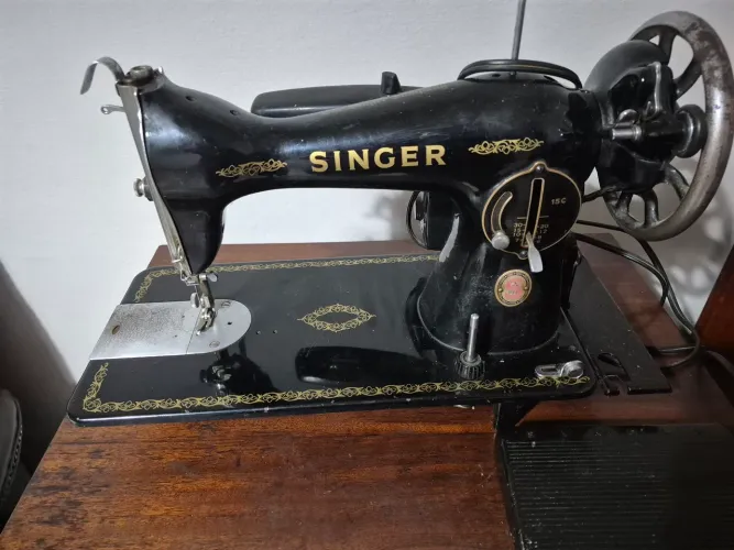 Máquina de costura reta singer com motor