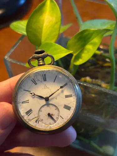 Relógio de bolso antigo c. 1910-1930, mostrador esmaltado com inscrição Omega