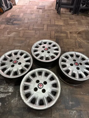 Rodas aro 14 com calotas e bicos