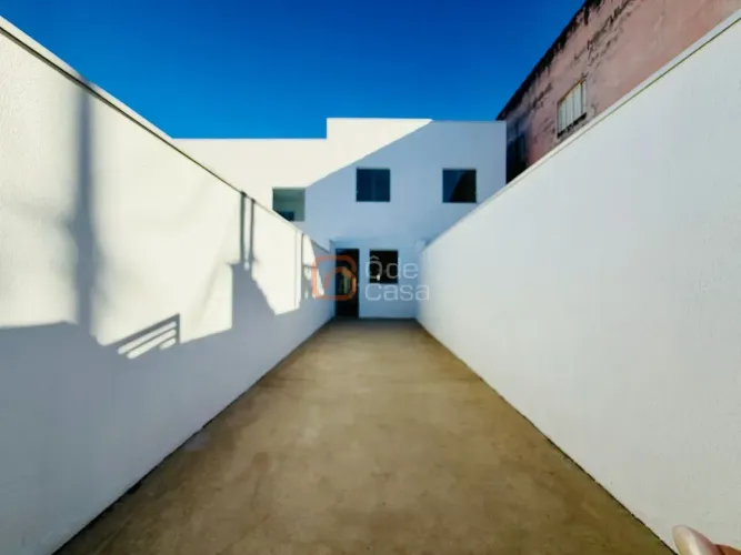 Casa linear com 4 quartos e 4 vagas à venda no Floramar