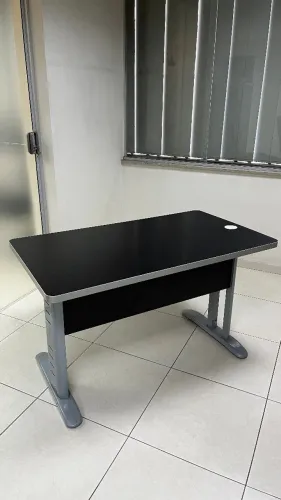 MESA DE ESCRITÓRIO EM EXCELENTE ESTADO