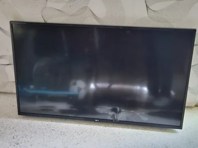 Smart TV LG 43? 4K - tela quebrada - para peças/conserto