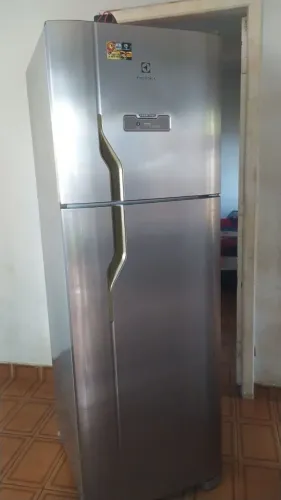 Vendo uma geladeira Eletrolux 220v