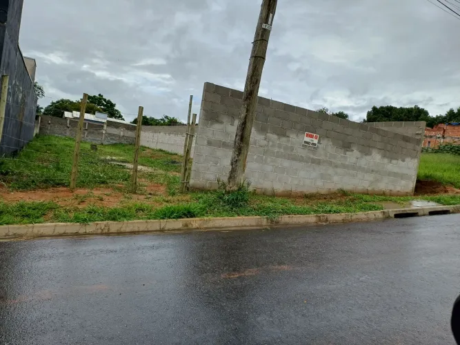Vendo excelente terreno de 500 m2, plano, totalmente murado, localizado no Shangrila.