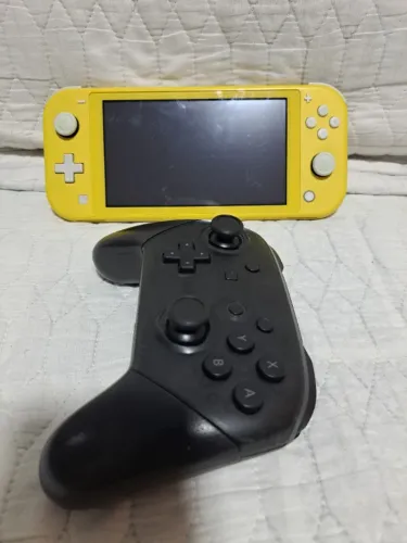 Nintendo Switch Lite amarelo + 01 Pro Controller do Nintendo Switch (USADO)